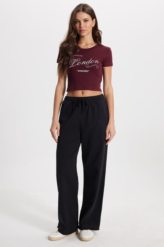 Kadın Slim Fit Dar Kesim %100 Pamuk Bisiklet Yaka Kısa Kollu Baskılı Bordo Crop Tişört