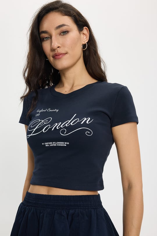 Kadın Slim Fit Dar Kesim %100 Pamuk Bisiklet Yaka Kısa Kollu Baskılı Lacivert Crop Tişört