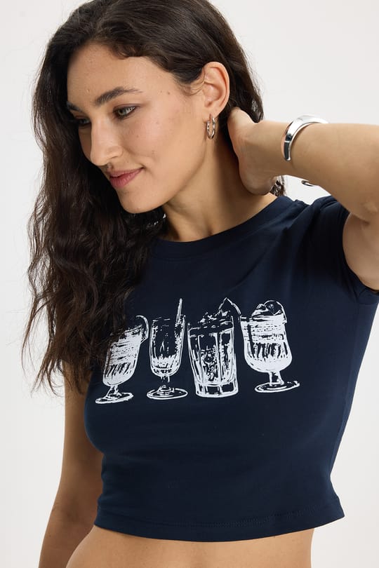 Kadın Slim Fit Dar Kesim %100 Pamuk Bisiklet Yaka Kısa Kollu Baskılı Lacivert Crop Tişört