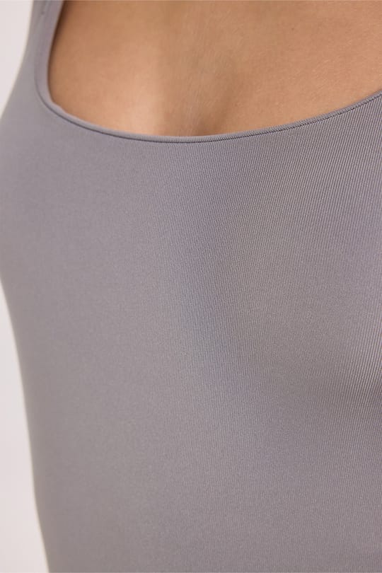 Kadın Slim Fit Dar Kesim Askılı Kare Yaka Sırtı Açık Sandy Kumaş Çıtçıtlı Gri Body