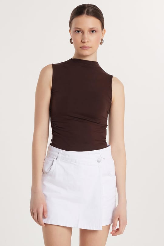 Kadın Slim Fit Viskon Sıfır Kol Boğazlı Kahverengi Bluz