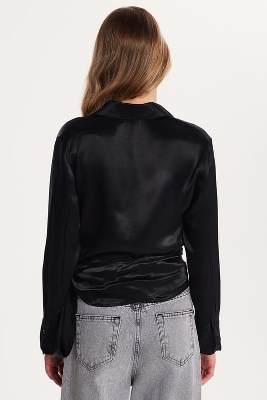 Kadın Slim Fit Dar Kesim Uzun Kollu Klasik Yaka Bağlama Detaylı Siyah Saten Gömlek