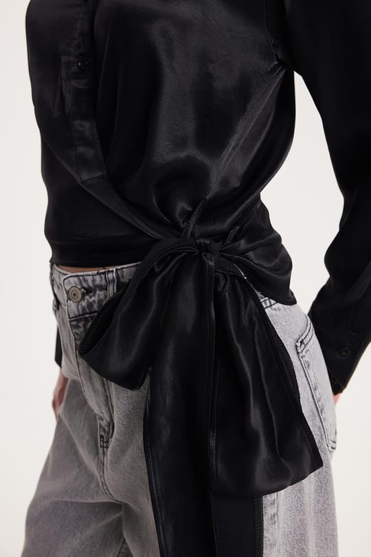 Kadın Slim Fit Dar Kesim Uzun Kollu Klasik Yaka Bağlama Detaylı Siyah Saten Gömlek