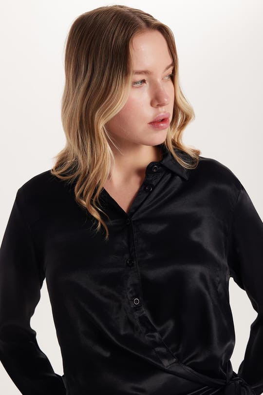 Kadın Slim Fit Dar Kesim Uzun Kollu Klasik Yaka Bağlama Detaylı Siyah Saten Gömlek