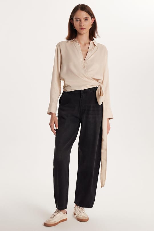 Kadın Slim Fit Dar Kesim Uzun Kollu Klasik Yaka Bağlama Detaylı Taş Rengi Saten Gömlek