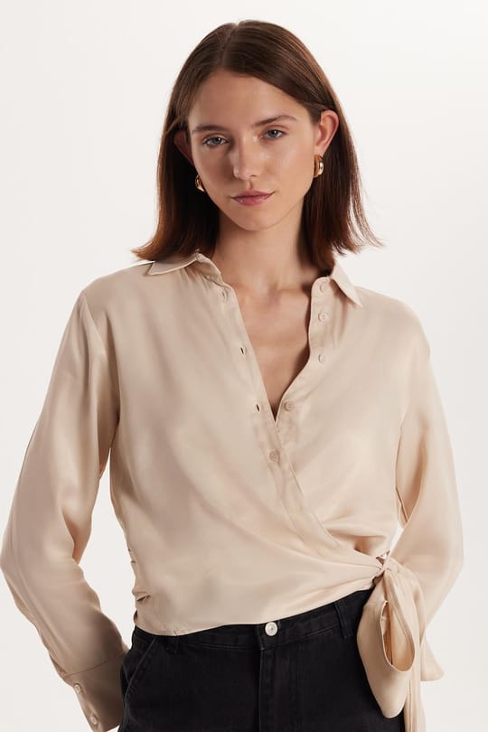 Kadın Slim Fit Dar Kesim Uzun Kollu Klasik Yaka Bağlama Detaylı Taş Rengi Saten Gömlek
