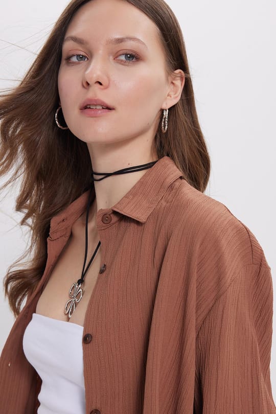 Kadın Oversize Geniş Kesim Bürümcük Pens Detaylı Uzun Kollu Dokulu Kahverengi Gömlek