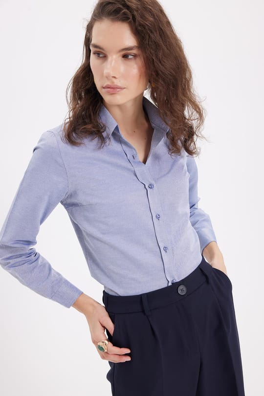 Kadın Slim Fit Dar Kesim Uzun Kollu Pamuklu Vücuda Oturan Dokulu Açık Lacivert Basic Gömlek