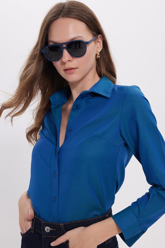 Kadın Slim Fit Dar Kesim Uzun Kollu Pamuklu Vücuda Oturan Dokulu Açık Petrol Basic Gömlek