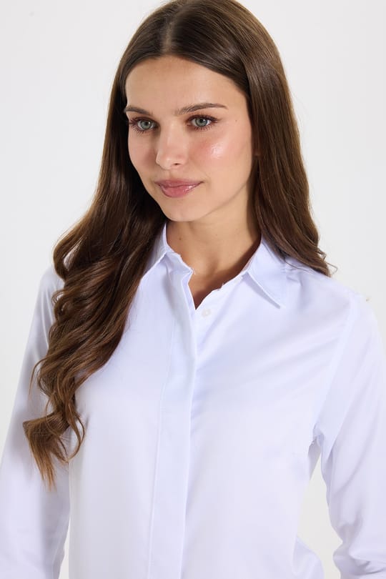 Kadın Slim Fit Dar Kesim Vucüda Oturan Uzun Kollu Gizli Düğme Detaylı Beyaz Basic Gömlek