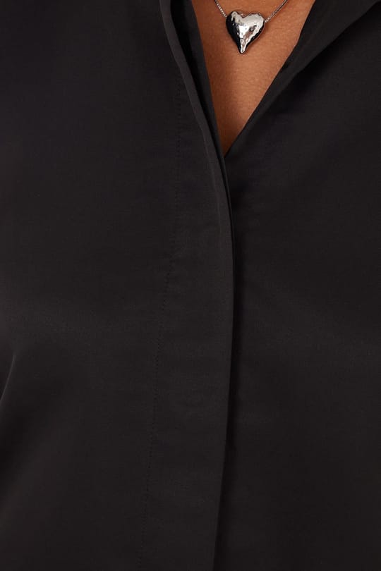 Kadın Slim Fit Dar Kesim Vucüda Oturan Uzun Kollu Gizli Düğme Detaylı Siyah Basic Gömlek