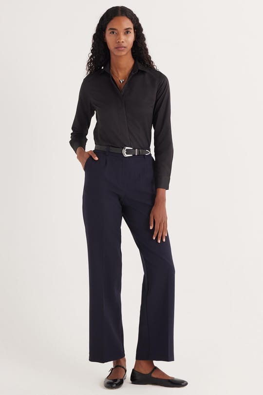Kadın Slim Fit Dar Kesim Vucüda Oturan Uzun Kollu Gizli Düğme Detaylı Siyah Basic Gömlek