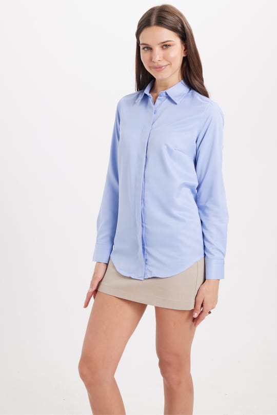 Kadın Slim Fit Dar Kesim Vucüda Oturan Uzun Kollu Gizli Düğme Detaylı Mavi Basic Gömlek
