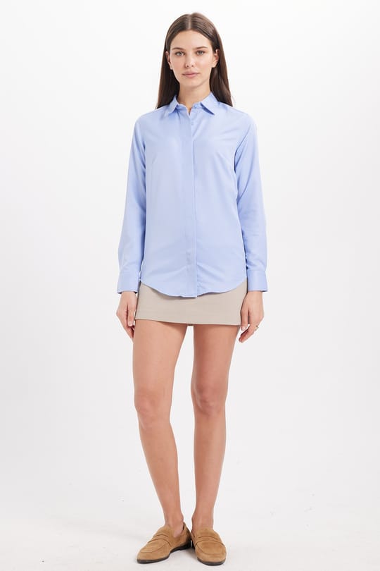 Kadın Slim Fit Dar Kesim Vucüda Oturan Uzun Kollu Gizli Düğme Detaylı Mavi Basic Gömlek