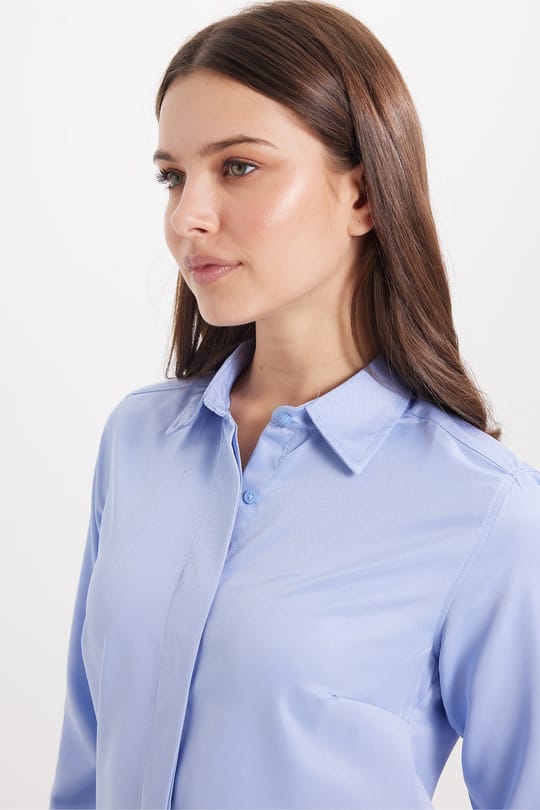 Kadın Slim Fit Dar Kesim Vucüda Oturan Uzun Kollu Gizli Düğme Detaylı Mavi Basic Gömlek