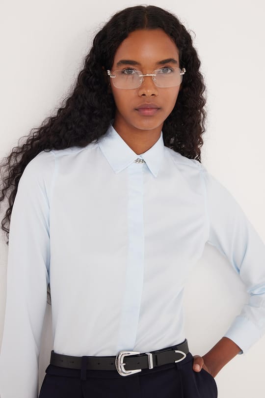 Kadın Slim Fit Dar Kesim Vucüda Oturan Uzun Kollu Gizli Düğme Detaylı Mavi Basic Gömlek