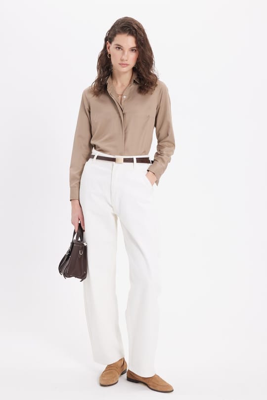 Kadın Slim Fit Dar Kesim Vucüda Oturan Uzun Kollu Gizli Düğme Detaylı Koyu Vizon Basic Gömlek
