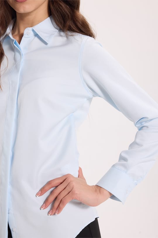Kadın Slim Fit Dar Kesim Vucüda Oturan Uzun Kollu Gizli Düğme Detaylı Mavi Basic Gömlek