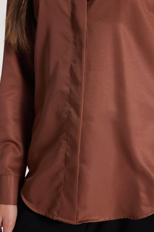 Kadın Slim Fit Dar Kesim Vucüda Oturan Uzun Kollu Gizli Düğme Detaylı Kahverengi Basic Gömlek