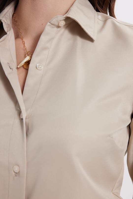 Kadın Slim Fit Dar Kesim Vücuda Oturan Uzun Kollu Açık Bej Basic Gömlek