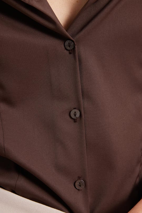 Kadın Slim Fit Dar Kesim Pensli Vücuda Oturan Klasik Yaka Uzun Kollu Likralı Kahverengi Gömlek