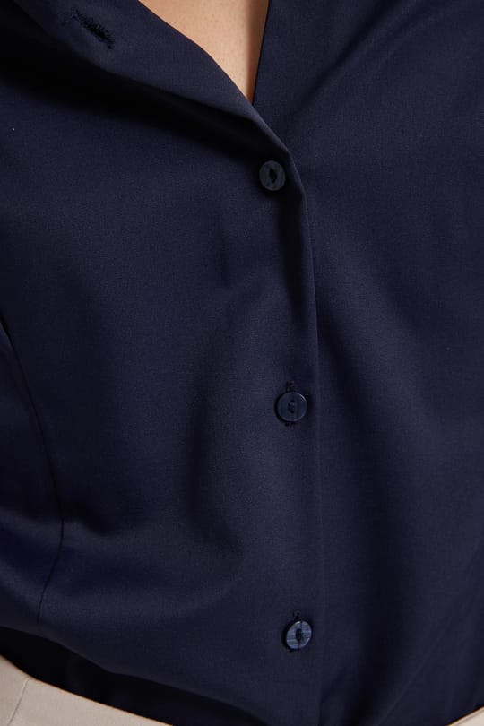 Kadın Slim Fit Dar Kesim Pensli Vücuda Oturan Klasik Yaka Uzun Kollu Likralı Lacivert Gömlek