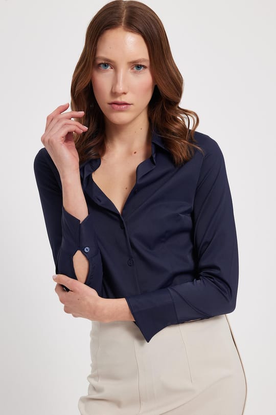 Kadın Slim Fit Dar Kesim Pensli Vücuda Oturan Klasik Yaka Uzun Kollu Likralı Lacivert Gömlek