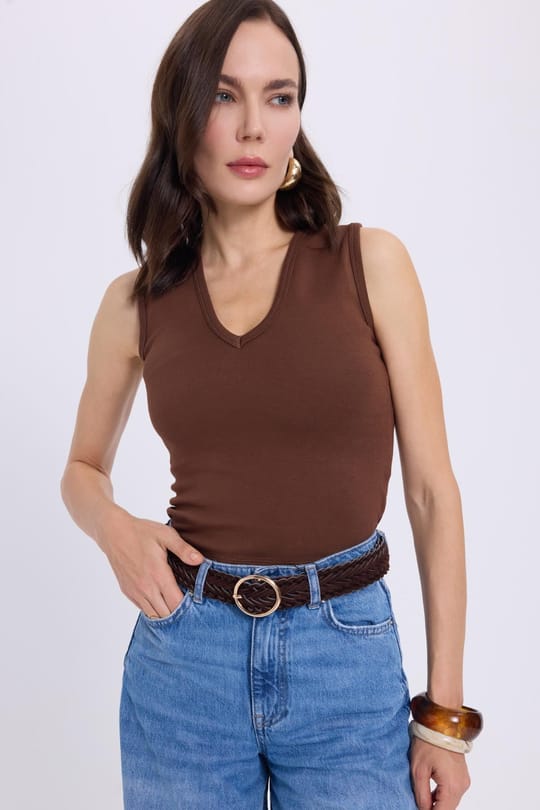 Kadın Slim Fit Dar Kesim V Yaka Sıfır Kol Pamuklu Ribanalı Kahverengi Bluz