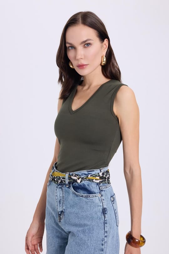 Kadın Slim Fit Dar Kesim V Yaka Sıfır Kol Pamuklu Ribanalı Haki Bluz