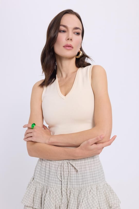 Kadın Slim Fit Dar Kesim V Yaka Sıfır Kol Pamuklu Ribanalı Bej Bluz