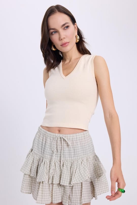 Kadın Slim Fit Dar Kesim V Yaka Sıfır Kol Pamuklu Ribanalı Bej Bluz