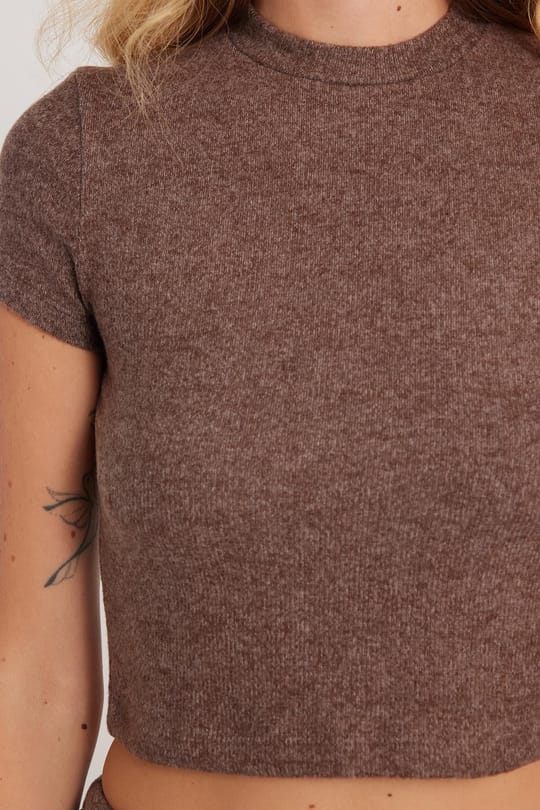 Kadın Slim Fit Dar Kesim Yarım Balıkçı Yaka Kısa Kollu Kahverengi Bluz