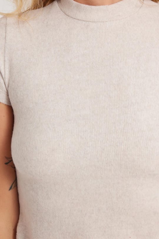 Kadın Slim Fit Dar Kesim Yarım Balıkçı Yaka Kısa Kollu Bej Bluz