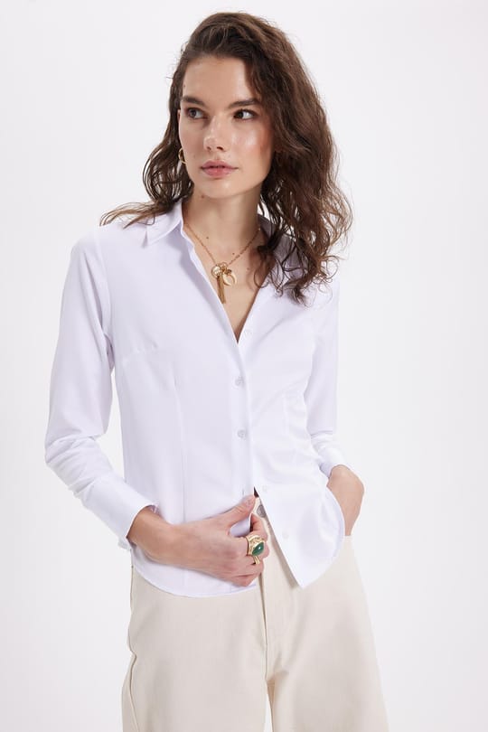 Kadın Slim Fit Dar Kesim Pensli Vucüda Oturan Uzun Manşet Beyaz Gömlek