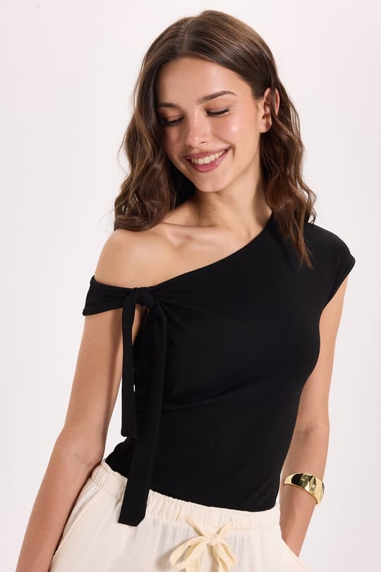 Kadın Slim Fit Dar Kesim Kısa Kollu Kayık Yaka Siyah Bluz