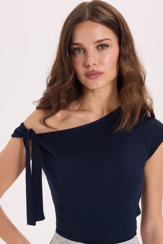 Kadın Slim Fit Dar Kesim Kısa Kollu Kayık Yaka Lacivert Bluz