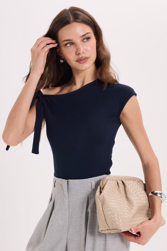 Kadın Slim Fit Dar Kesim Kısa Kollu Kayık Yaka Lacivert Bluz