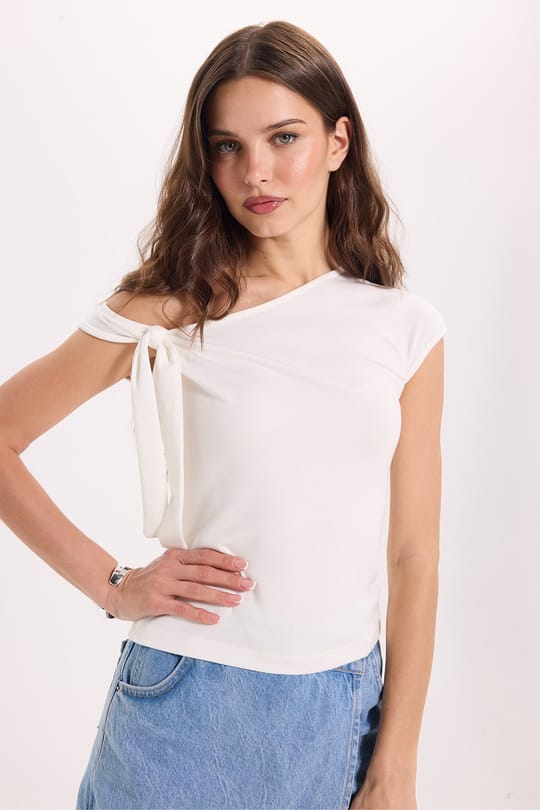 Kadın Slim Fit Dar Kesim Kısa Kollu Kayık Yaka Ekru Bluz