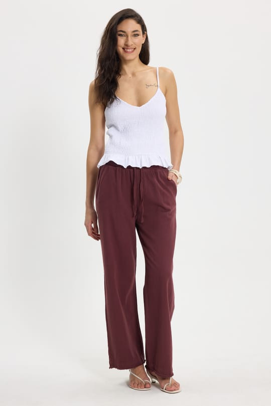 Kadın Slim Fit Dar Kesim %100 Pamuk Askılı  Büzgülü V Yaka Beyaz Bluz