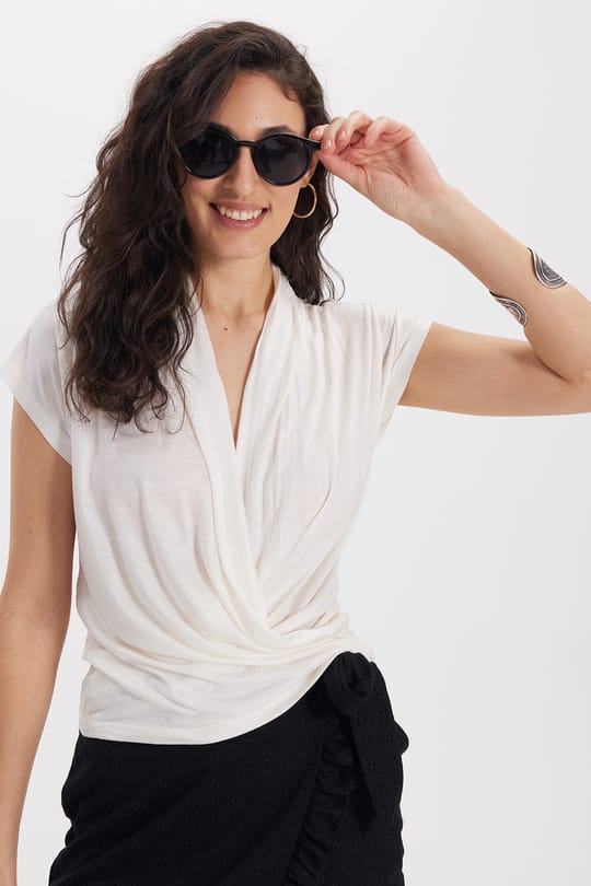 Kadın Slim Fit Dar Kesim %100 Pamuk Degaje Yaka Kısa Kollu Ekru Bluz