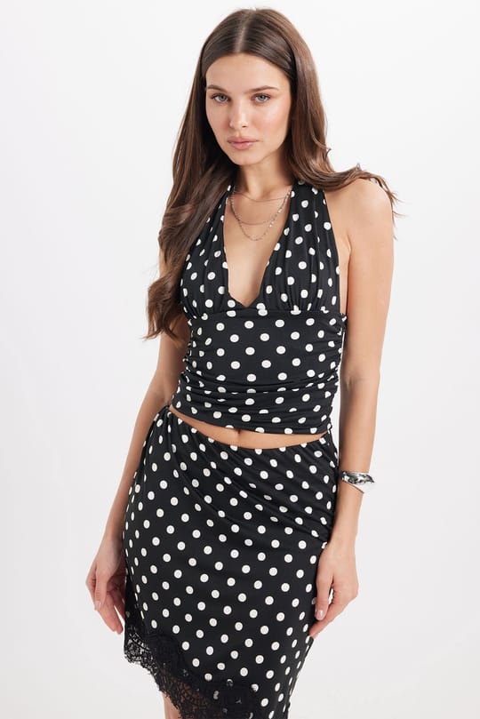 Kadın Standart Fit Normal Kesim Kolsuz Halter Yaka Boyundan Bağlama Detaylı Puantiyeli Siyah Bluz
