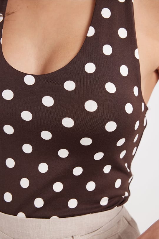 Kadın Standart Fit Normal Kesim Halter Yaka Kolsuz Puantiyeli Kahverengi Bluz