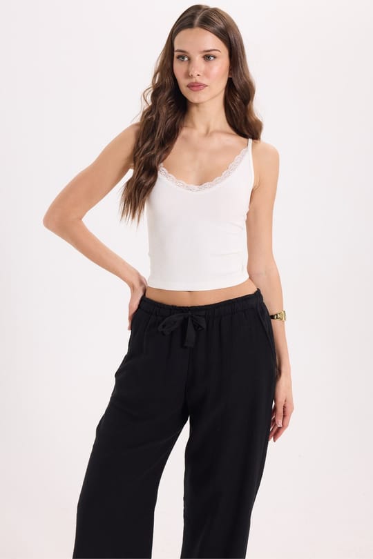 Kadın Slim Fit Dar Kesim Askılı V Yaka Dantel Detaylı Ekru Atlet Bluz