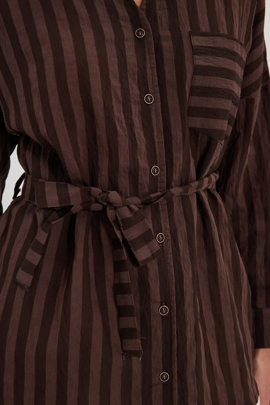 Kadın Oversize Geniş Kesim Uzun Kollu Pamuklu Beli Kuşaklı Çizgili Cepli Kahverengi Gömlek 