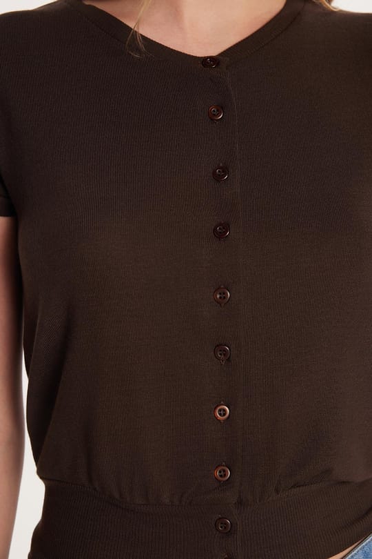 Kadın Slim Fit Dar Kesim Kısa Kollu Bisiklet Yaka Düğmeli Kahverengi Hırka