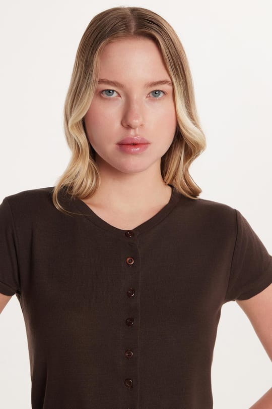 Kadın Slim Fit Dar Kesim Kısa Kollu Bisiklet Yaka Düğmeli Kahverengi Hırka