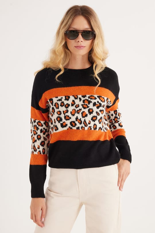 Kadın Slim Fit Dar Kesim Bisiklet Yaka Leopar Desenli Siyah Kazak