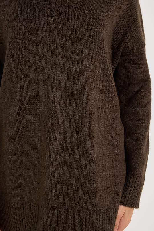 Kadın Oversize Geniş Kesim Düşük Omuzlu Rahat Ve Dökümlü Kol Kesimi Kahverengi V Yaka Kazak