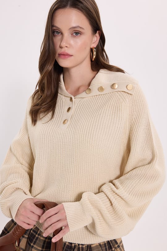 Kadın Oversize Geniş Kesim Balıkçı Yaka Desenli Düğme Detaylı Ekru Triko Kazak