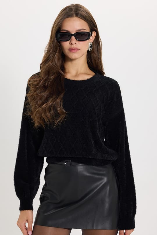 Kadın Slim Fit Dar Kesim Bisiklet Yaka Yumuşak Dokulu Baklava Desenli Siyah Crop Triko Kazak